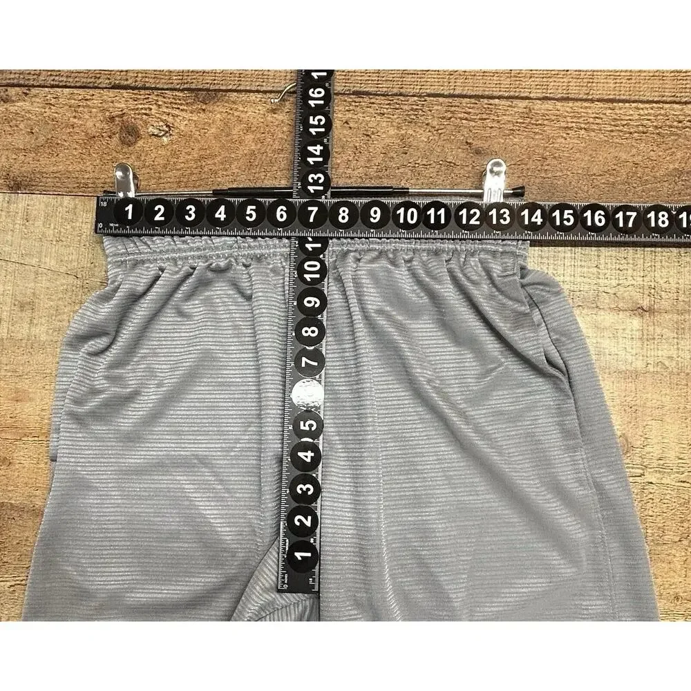 Under Armour Shorts Mens Medium‎ Gray Stripe Actual 28X10 Heatgear Elastic Waist